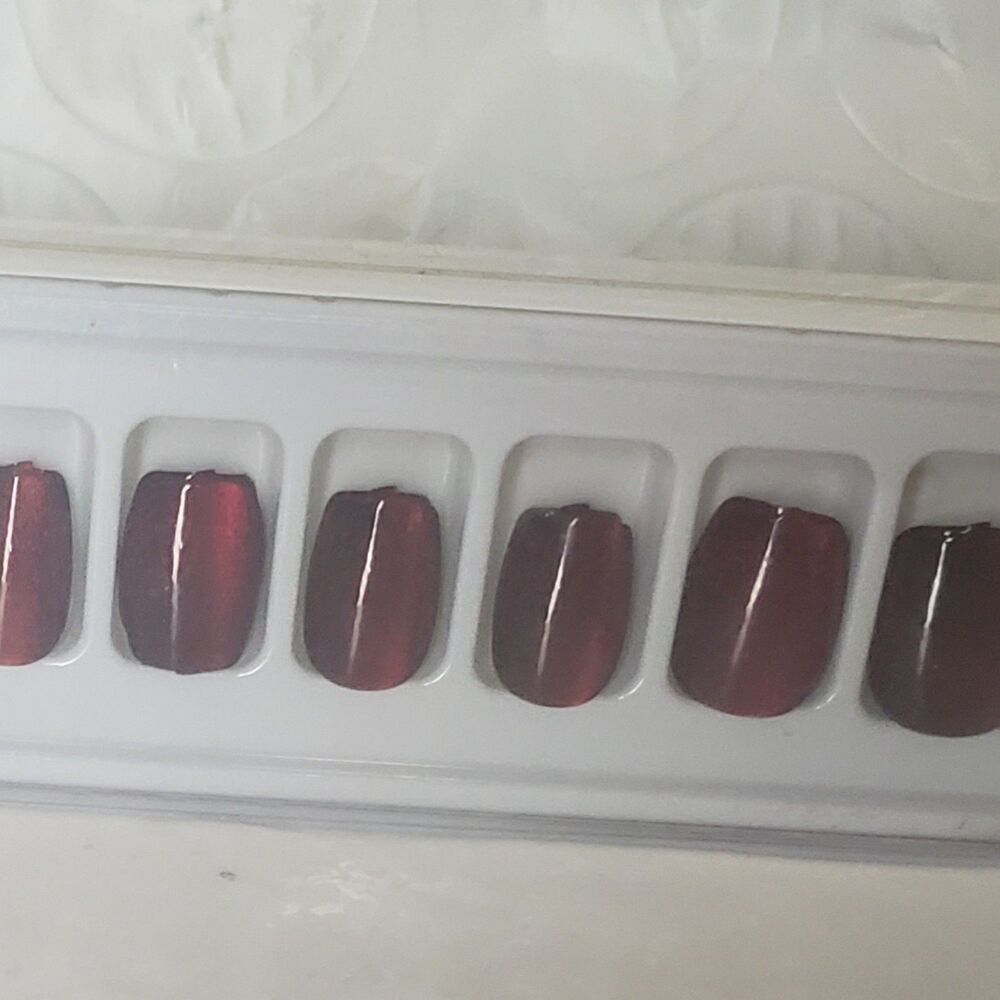NEW PRESS ON NAILS Cat-eye finish • Deep dark cherry red base
